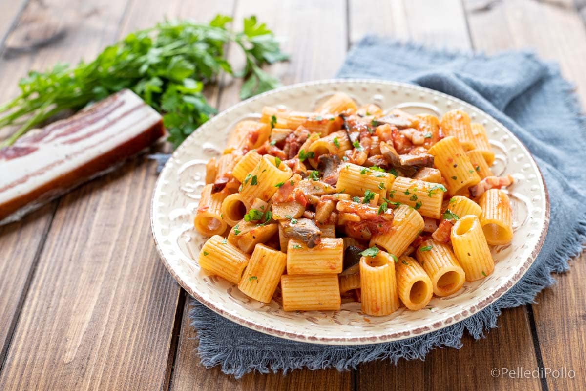 Macarrão com cogumelos e bacon
