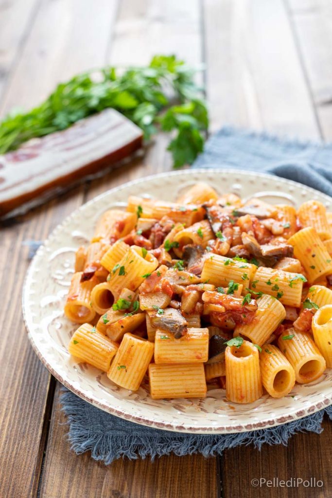 macarrão com molho de cogumelos e bacon
