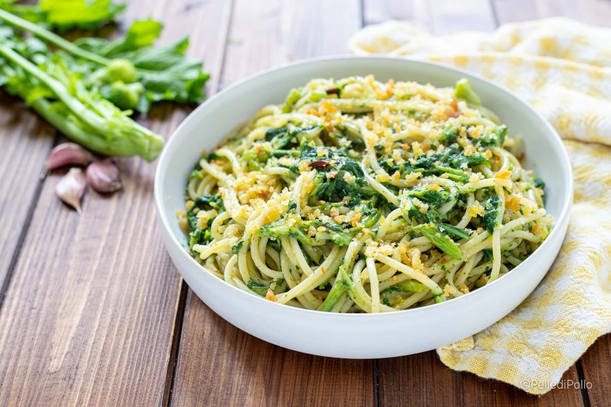 Macarrão com folhas de nabo, anchovas e farinha de rosca