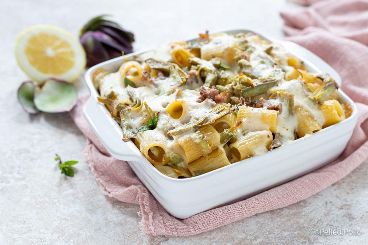 Macarrão de forno com alcachofras e linguiça