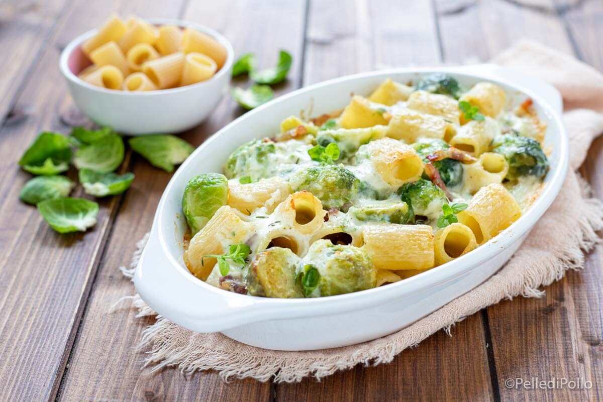 Macarrão ao forno com couves de Bruxelas e bacon