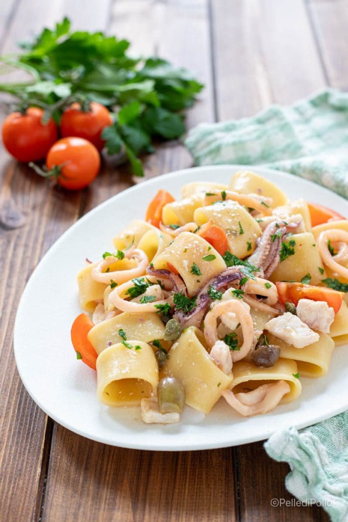 macarrão lulas peixe-espada e tomatinhos