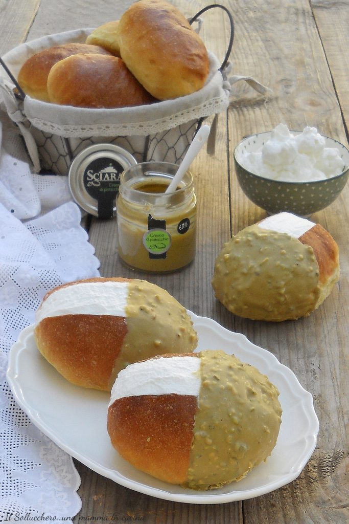 maritozzi com chantilly e cobertura rocher de pistache vert