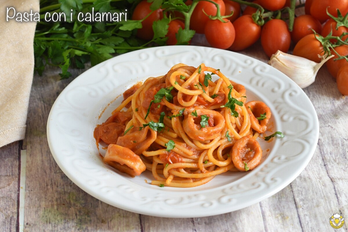 Massa com lulas e tomatinhos