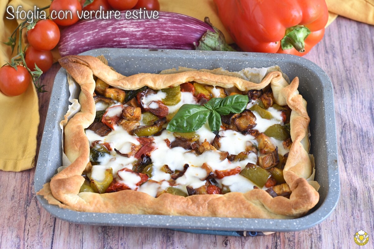 Massa folhada com vegetais de verão e mozzarella