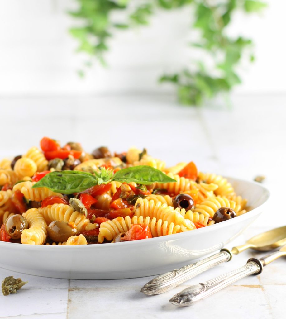 Massa fria com tomatinhos, azeitonas e alcaparras