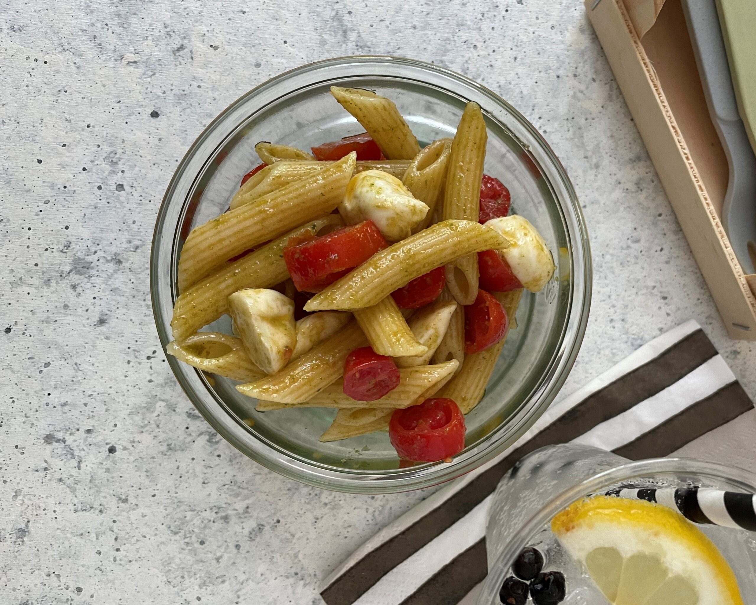 Massa fria com pesto, tomatinhos e mussarela