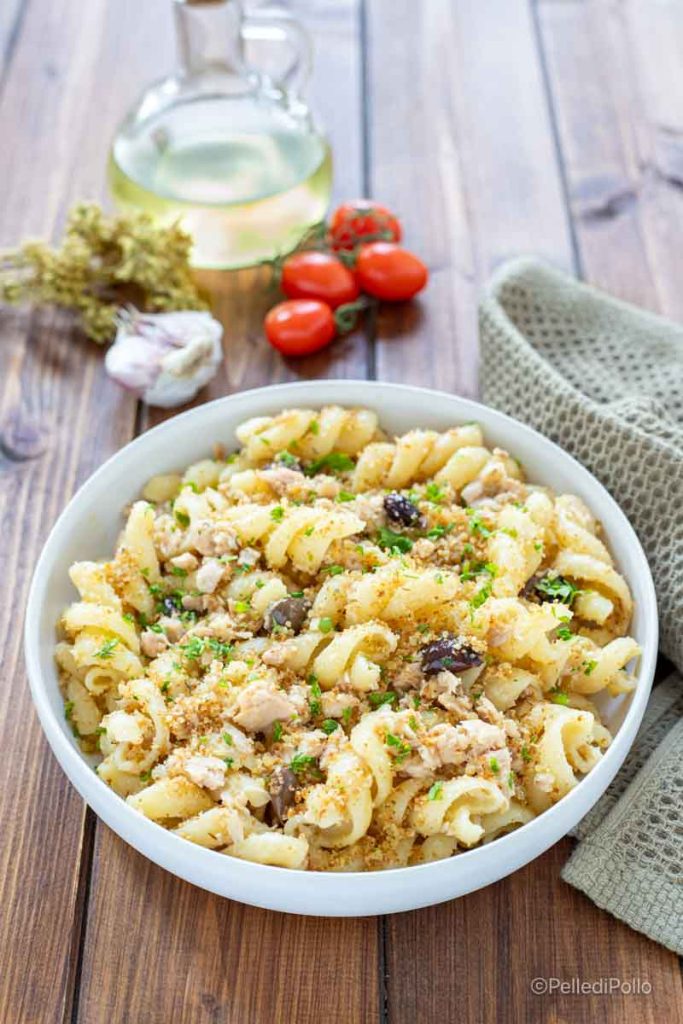 massa com atum e pão crocante