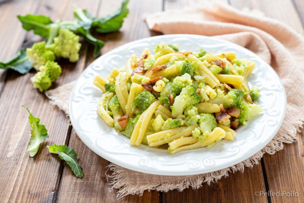 massa com brócolis romanesco e guanciale