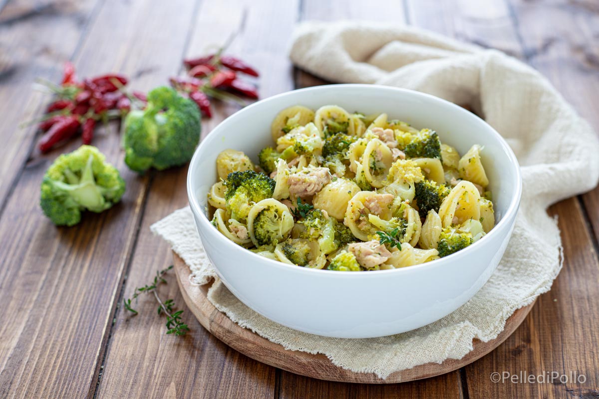 Massa com brócolis e atum