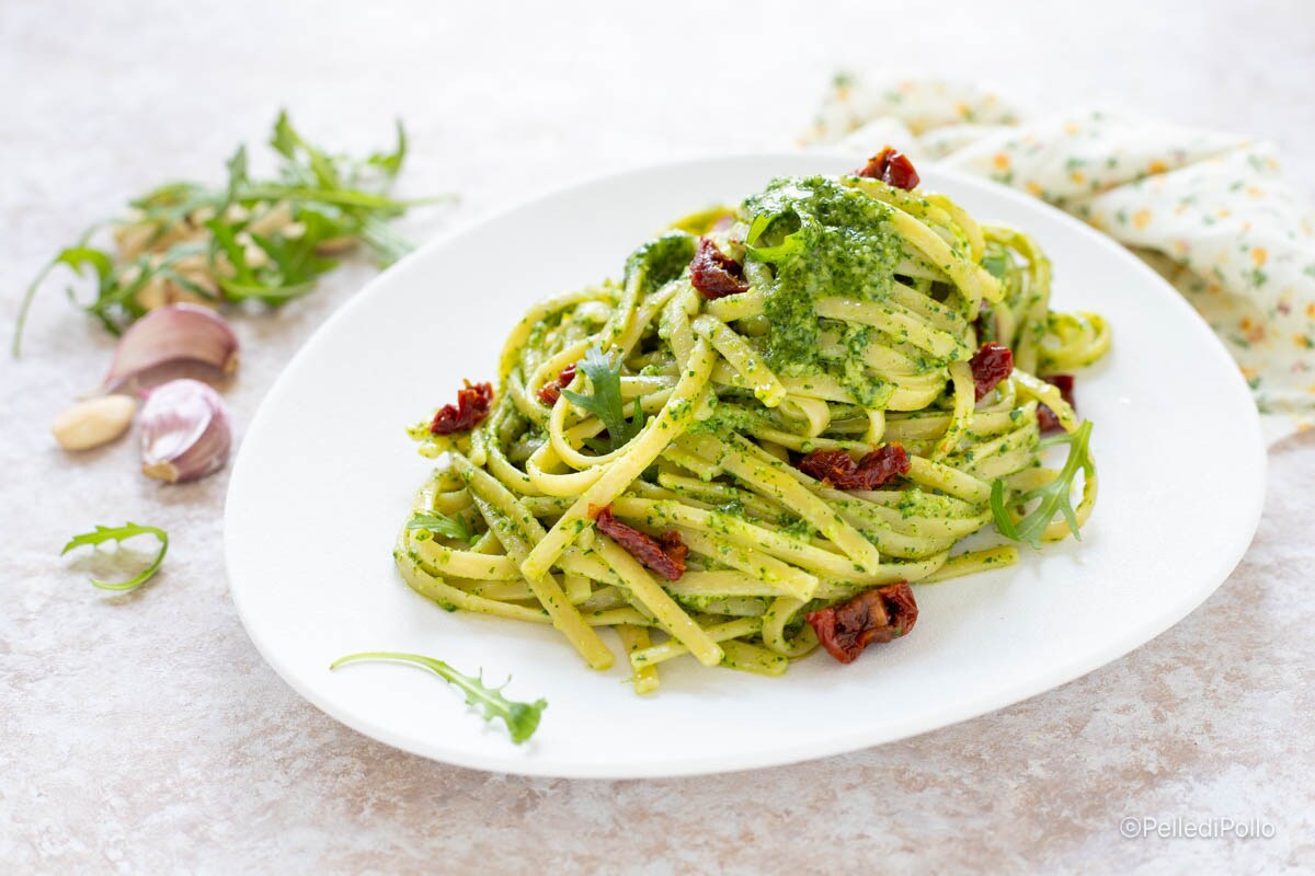 Massa com pesto de rúcula e tomates secos