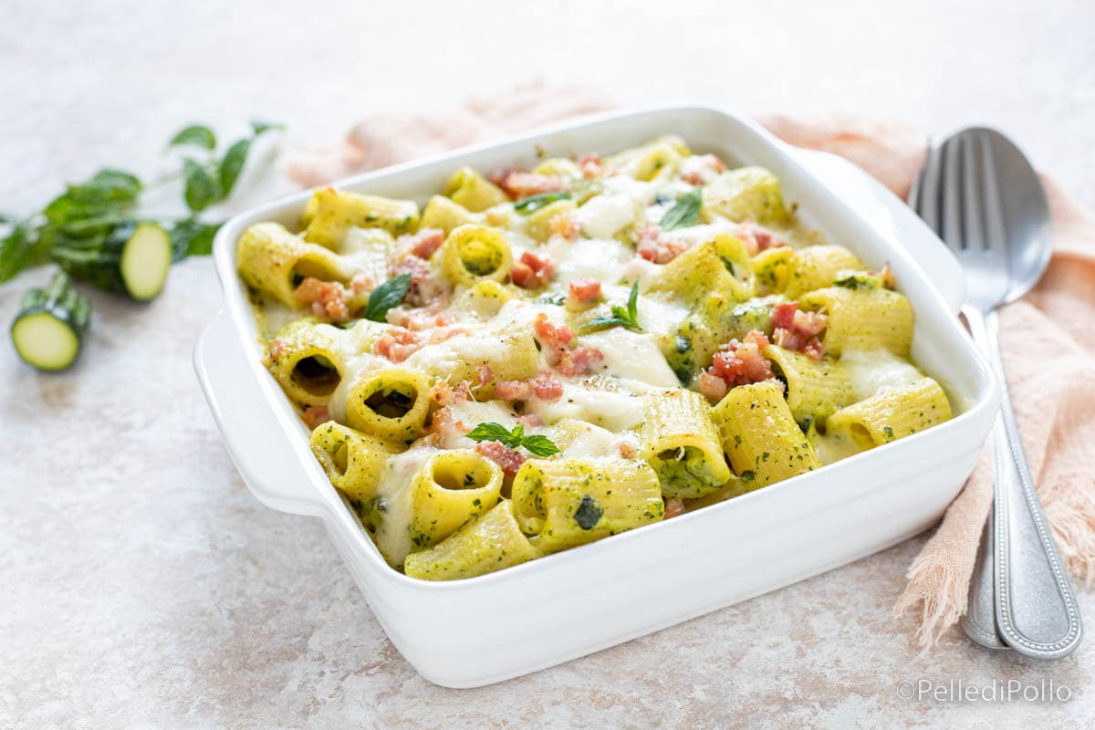 Massa assada com abobrinha, bacon e provolone