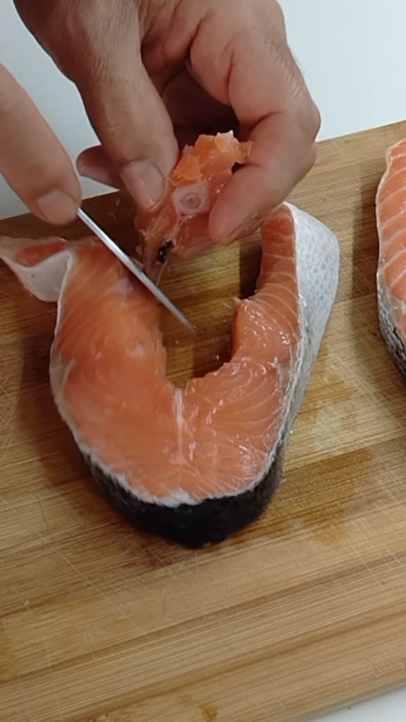 medalhões de salmão na frigideira com batatas