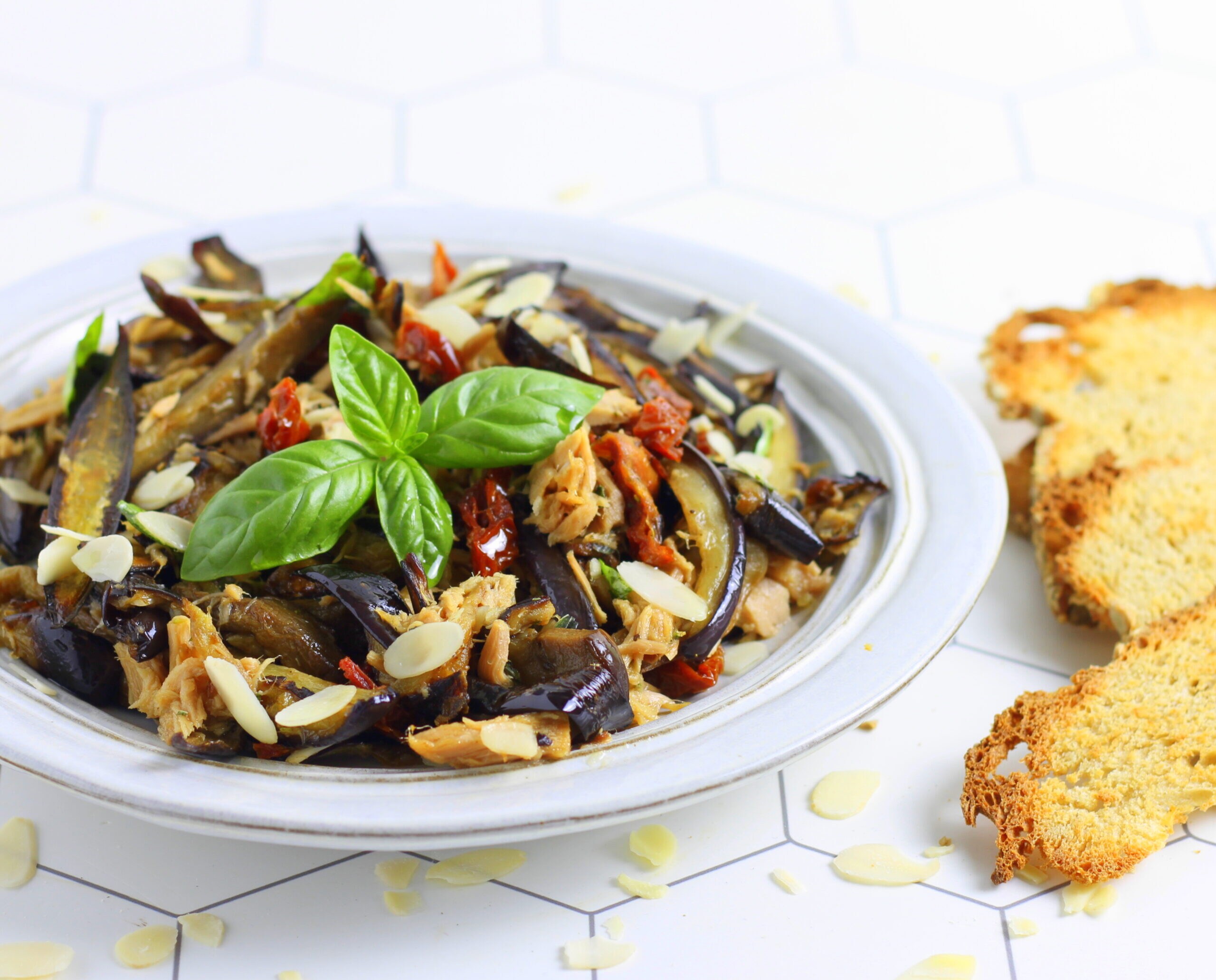 Berinjelas em tiras com atum e tomates secos