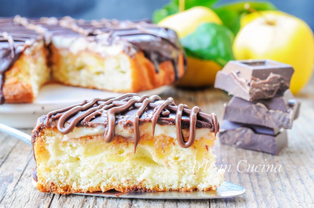 Melamangio bolo de maçãs com creme e chocolate