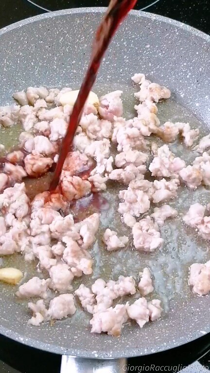 mezze maniche com linguiça e tomatinhos