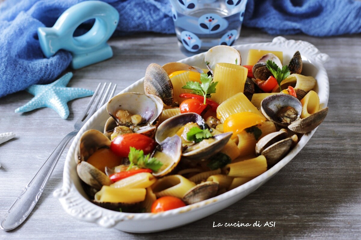 Mezze maniche com vôngoles anchovas e cannellini