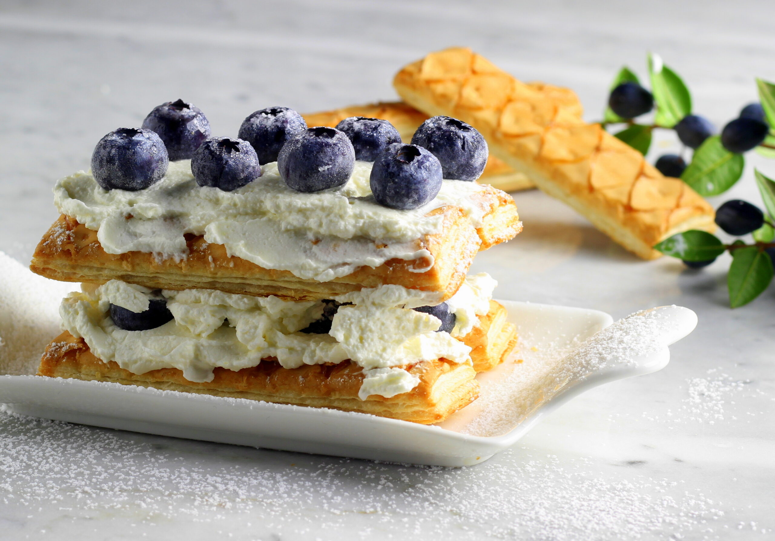 Folhadinhos com creme de limão e mirtilos