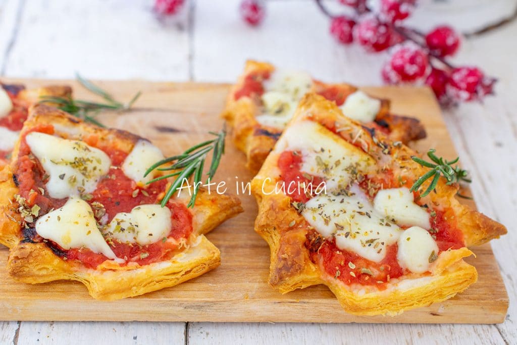 Mini pizzas árvore de Natal com massa folhada