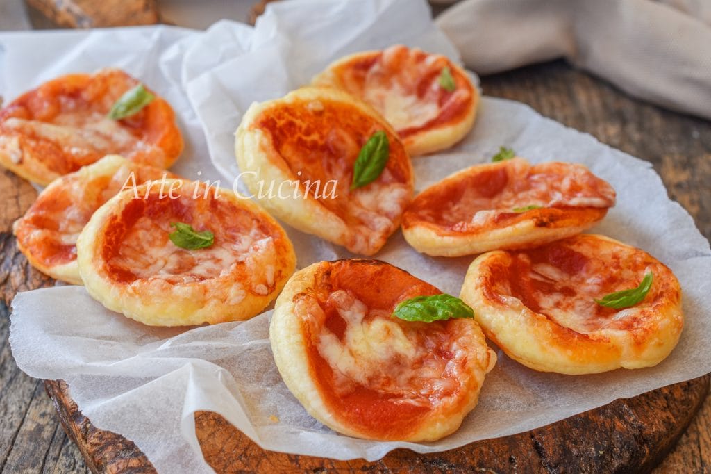 Mini pizzas de massa folhada com tomate lanche rápido