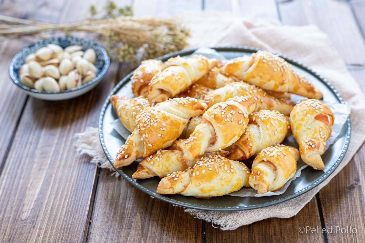 Mini croissants de massa folhada com salmão