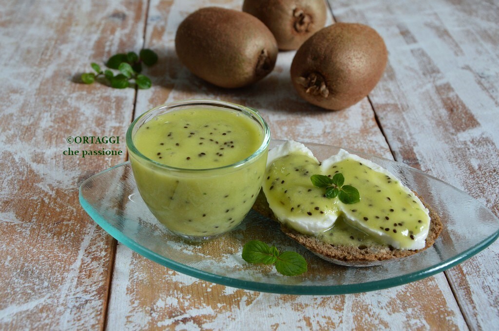 crostini com molho de kiwi