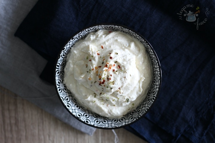 Molho grego com feta e iogurte