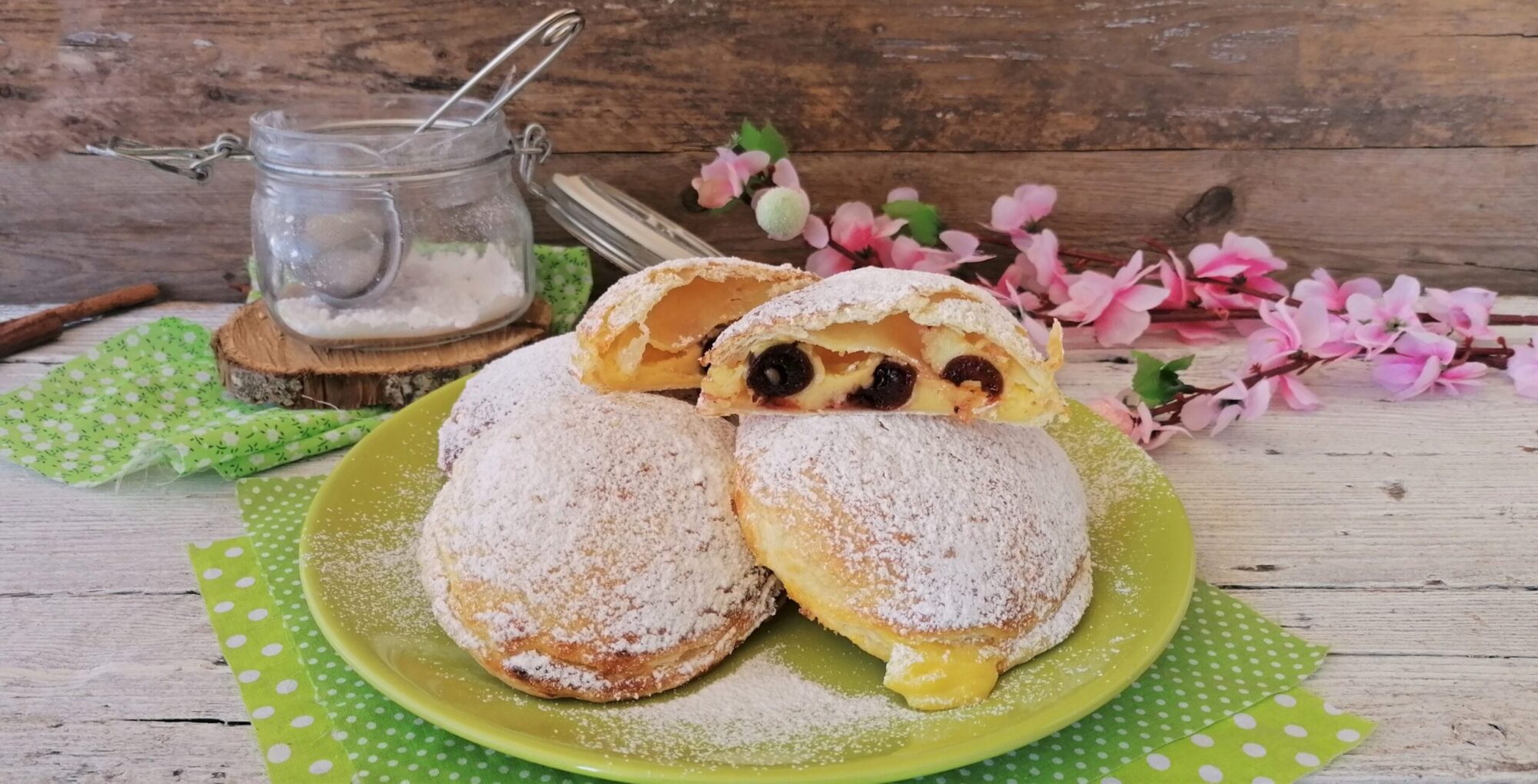 MONACHINE NAPOLETANE COM CREME E CEREJAS GRIOTTE