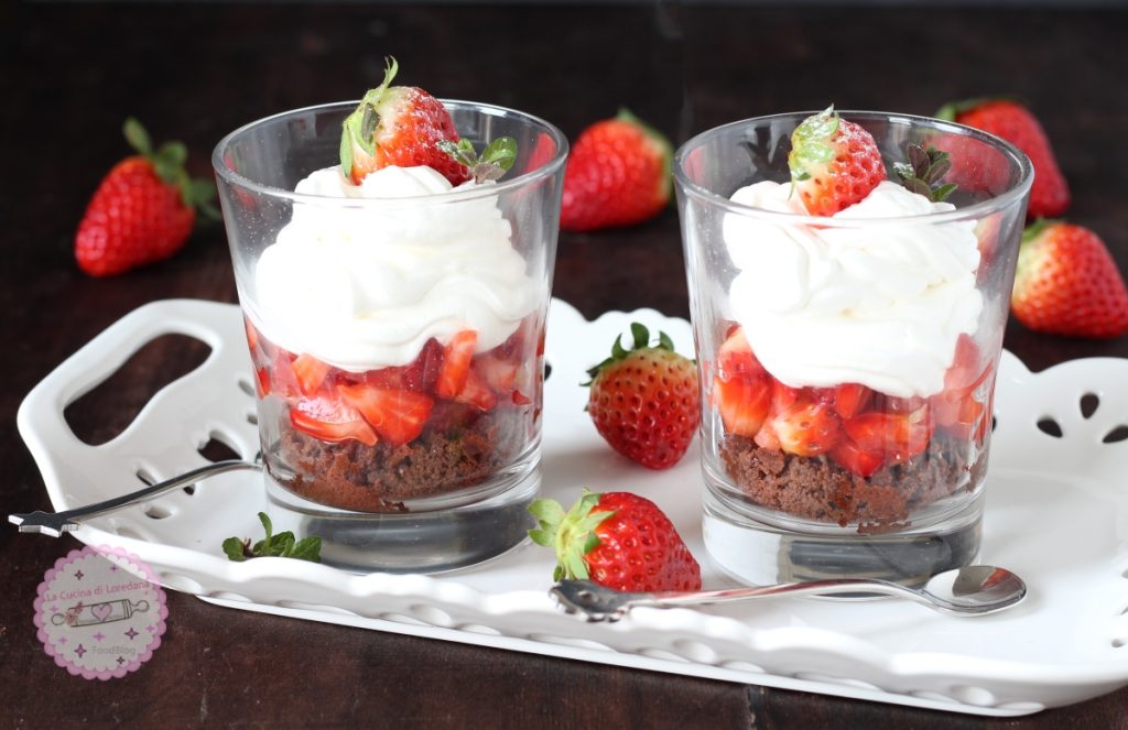 morangos com chantilly e biscoitos