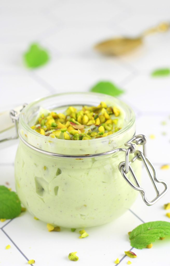 Mousse de pistache com creme de leite e iogurte