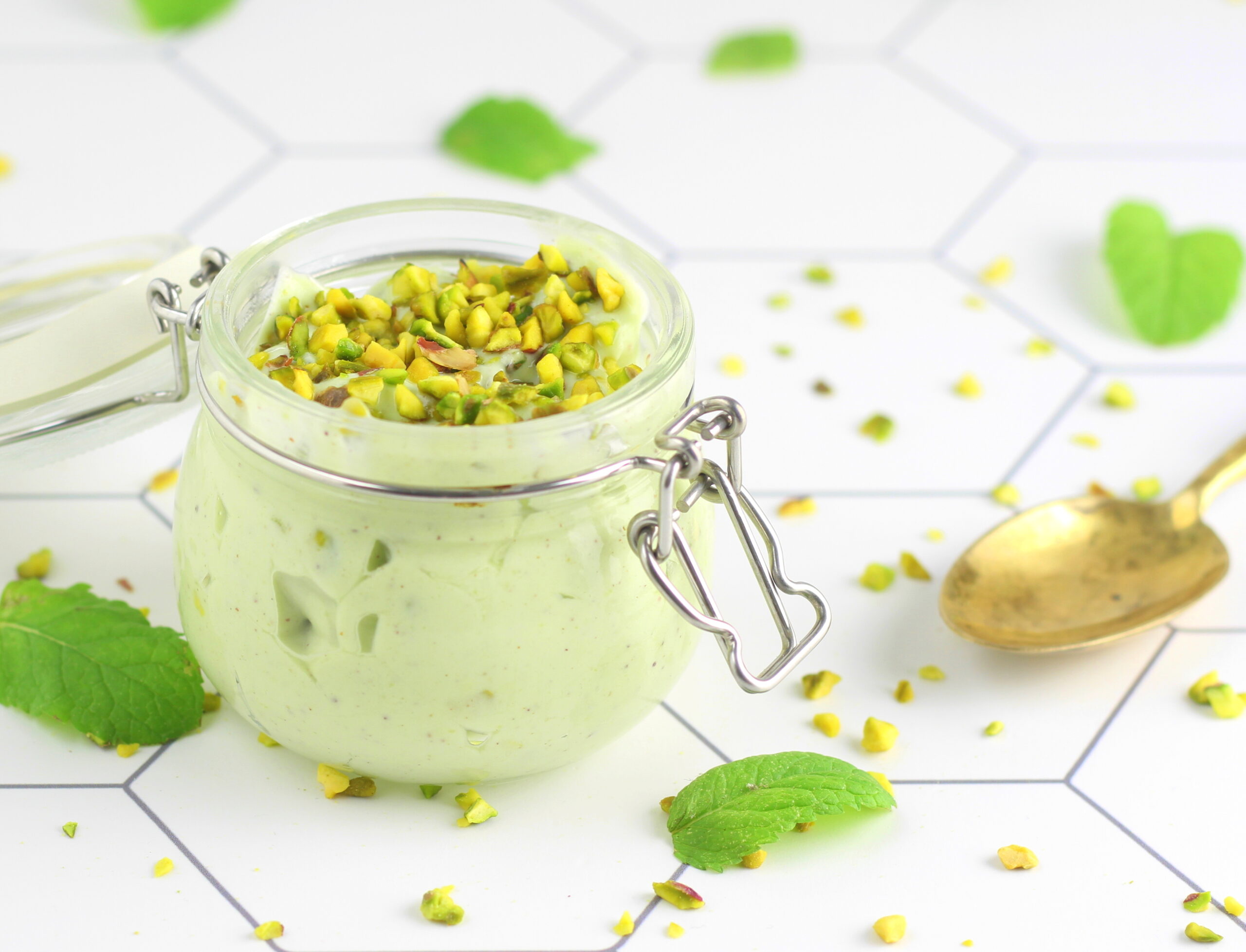 Mousse de pistache com creme de leite e iogurte