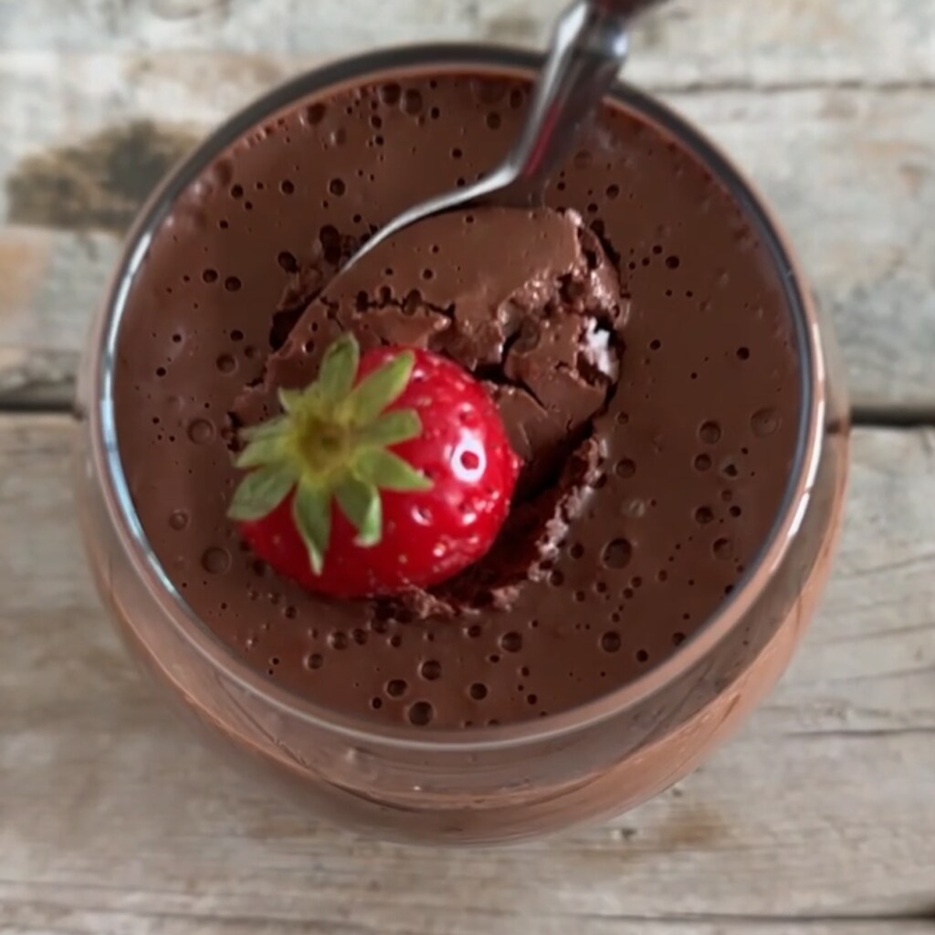 mousse feita com chocolate amargo, água e iogurte grego, sem cozimento e sem creme de leite
