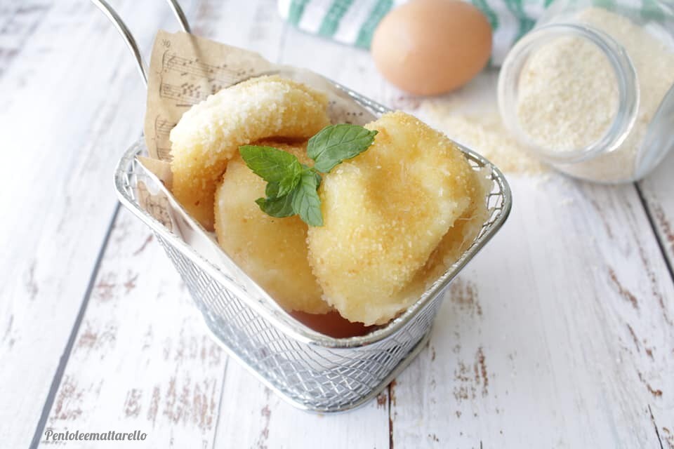 Bolinho de muçarela empanado e frito