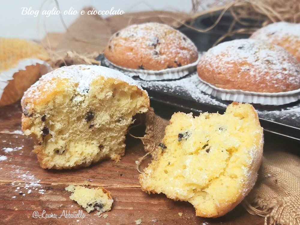 Muffin com gotas de chocolate sem manteiga super macios sem balança misture tudo na tigela eles vão comer um depois do outro, são perfeitos para um lanche ou para levar para escola mas também como doce de café da manhã
