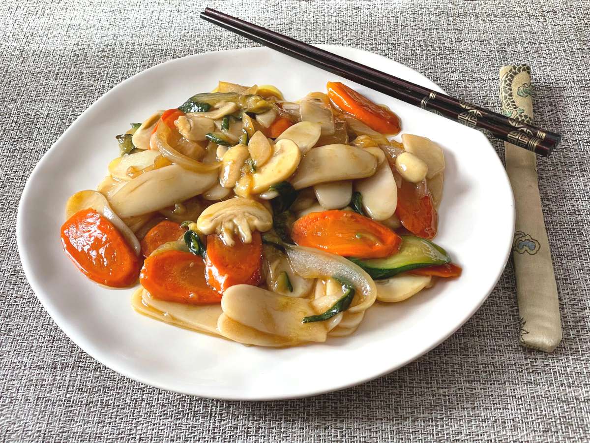 Nhoques de arroz chineses com vegetais salteados