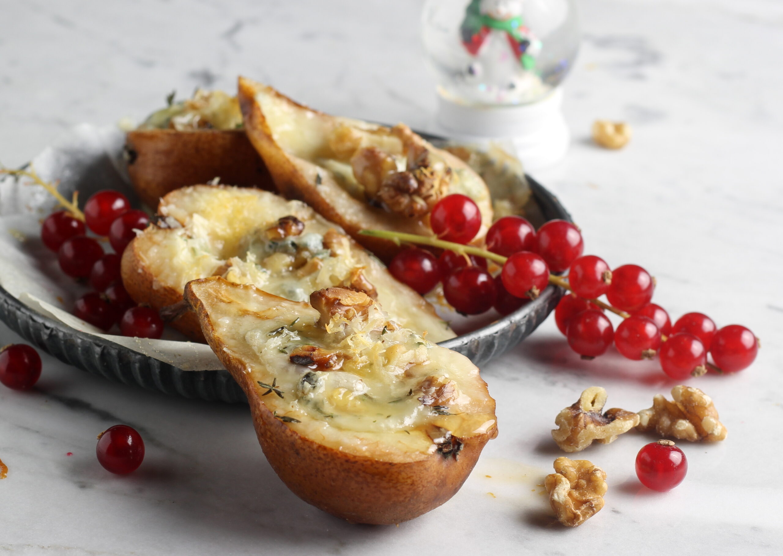 Peras assadas com gorgonzola e nozes