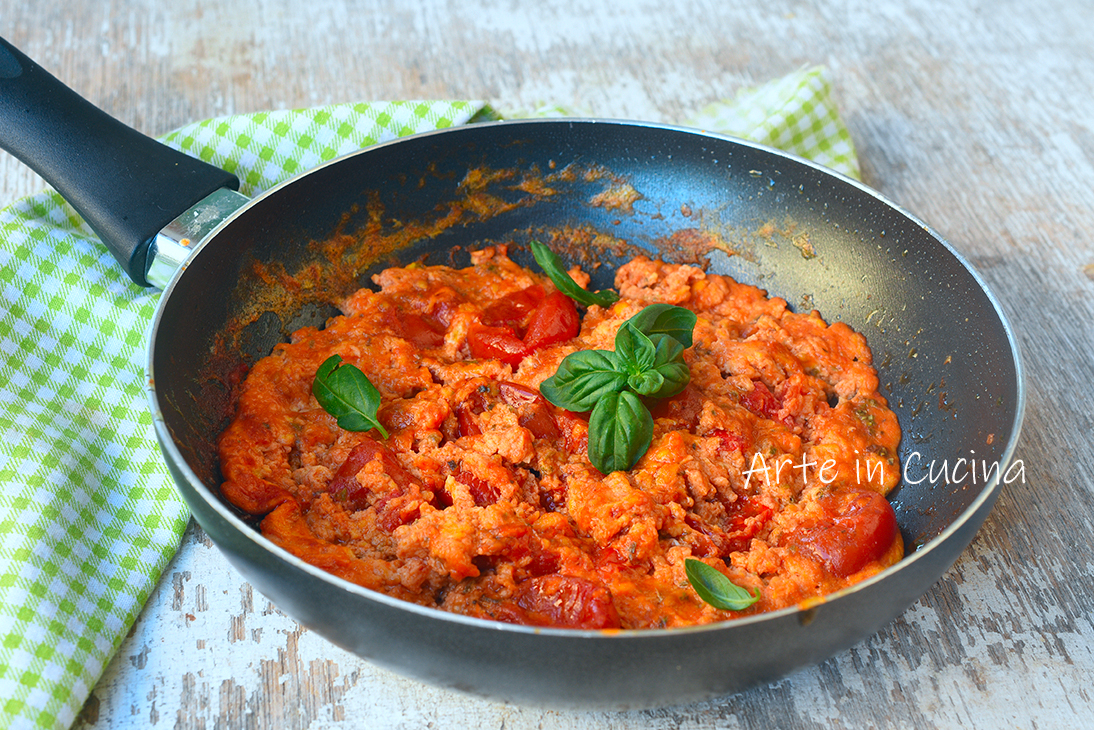 Ovos mexidos com tomate na frigideira