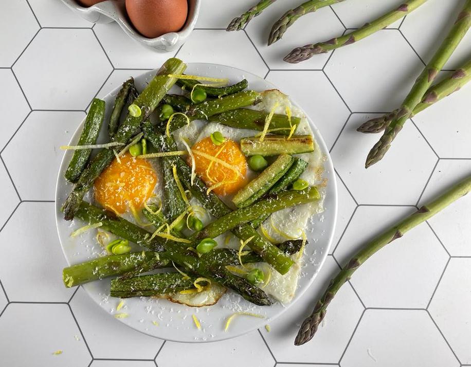 Ovos com aspargos, abobrinhas e favas
