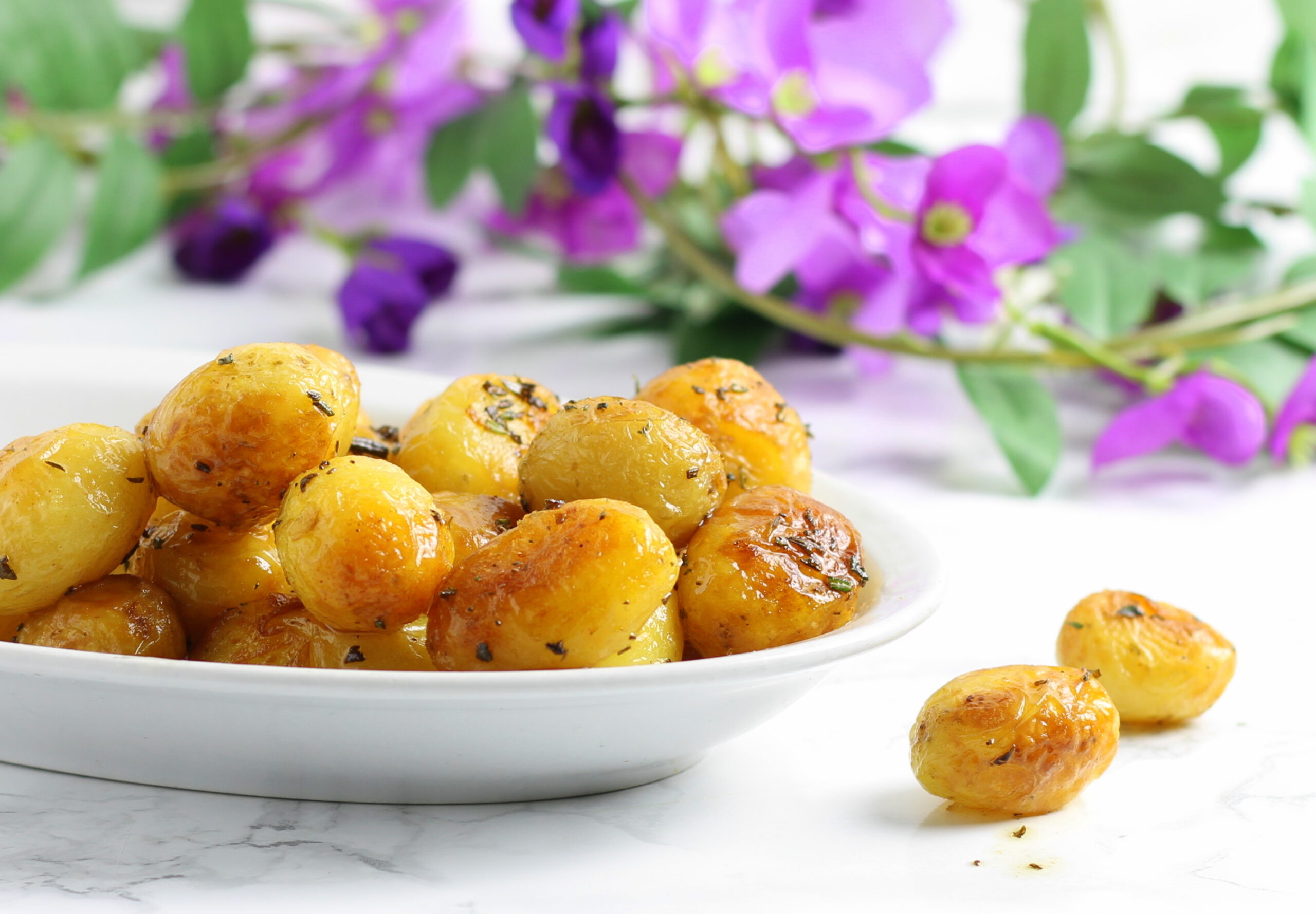 Batatas novas salteadas na frigideira