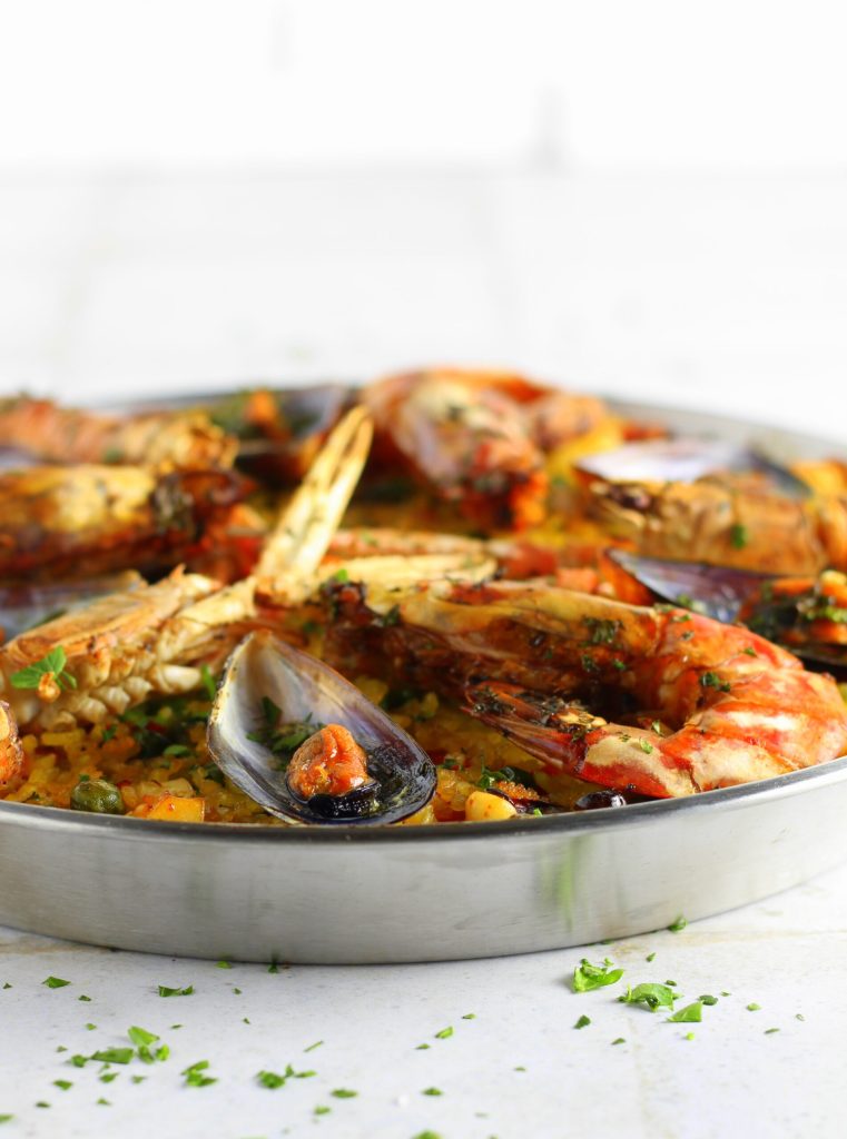 Paella de mariscos: a receita espanhola rica em sabor e cores