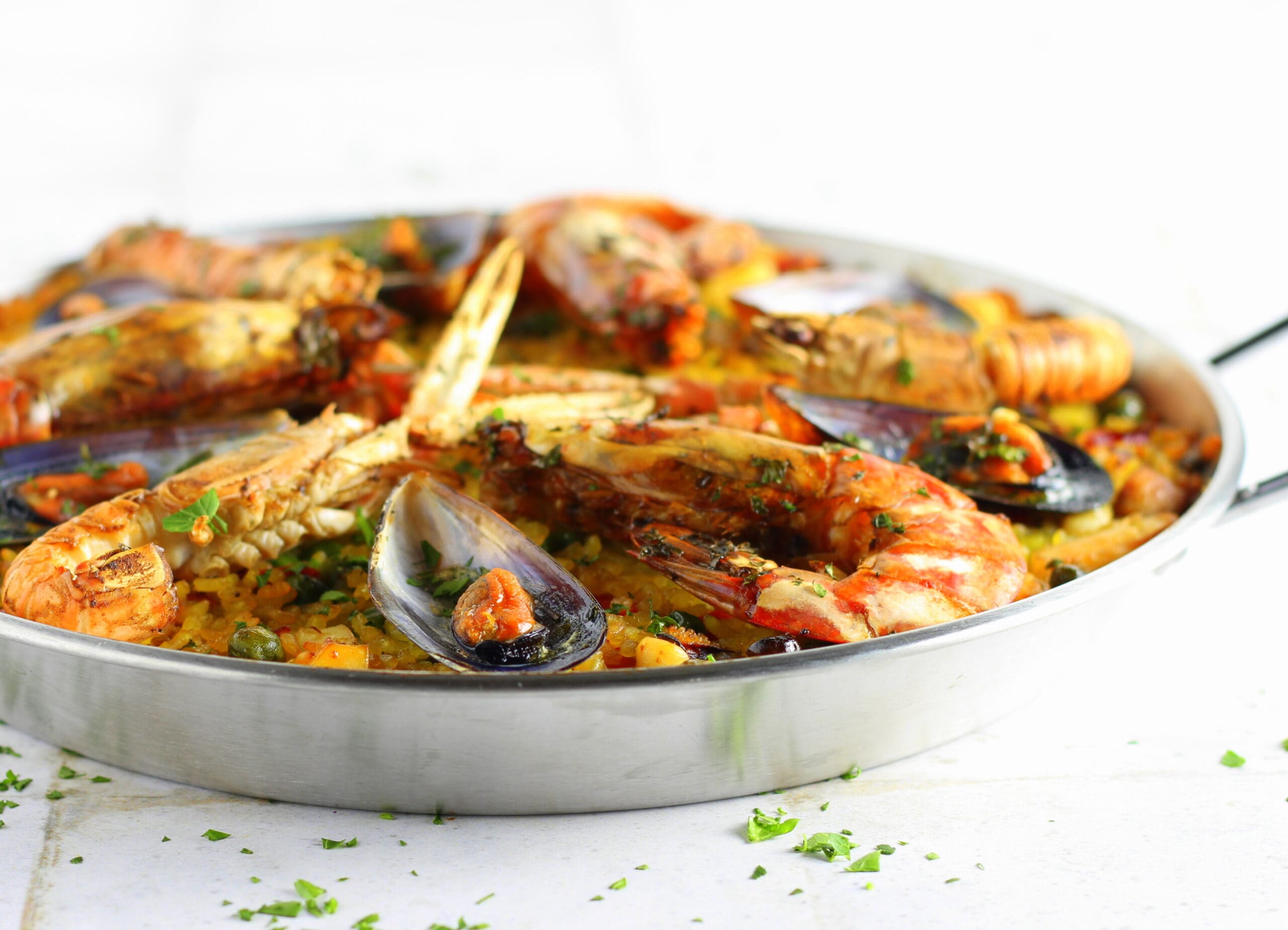 Paella de mariscos: a receita espanhola rica em sabor e cores