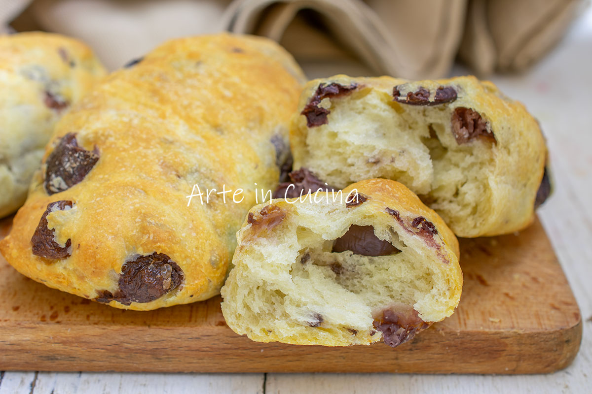 Pãezinhos rústicos com azeitonas da Sardenha