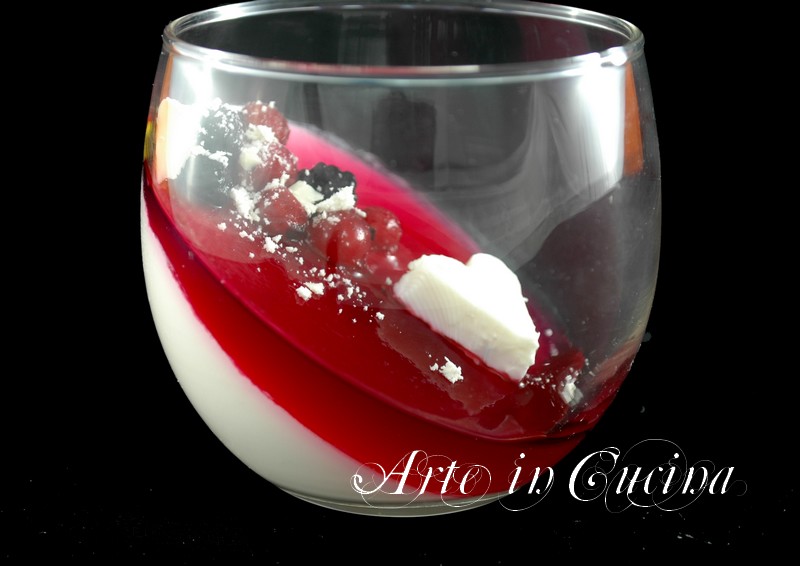 Panna cotta chocolate branco e gelatina de frutas vermelhas