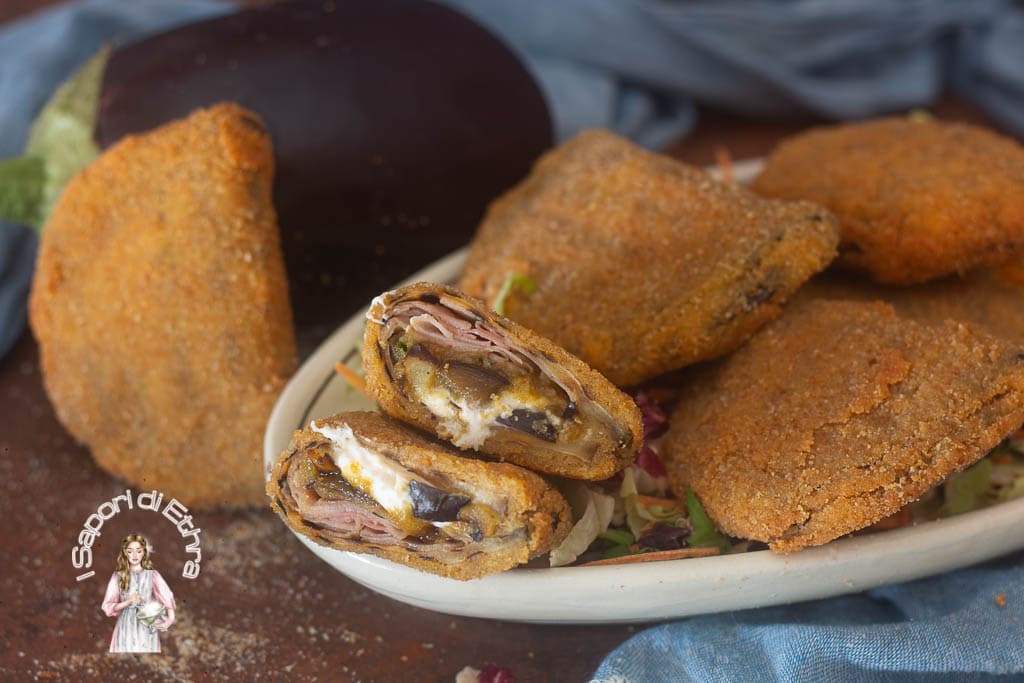 Panzerotti de berinjela recheados e fritos