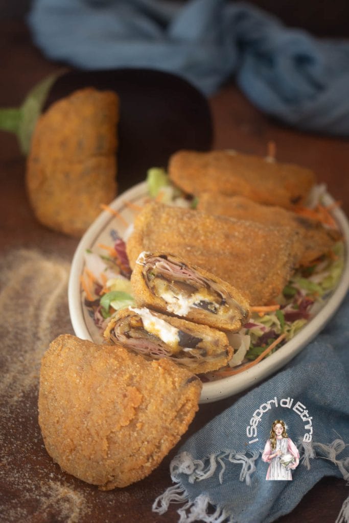 Panzerotti de berinjela recheados e fritos