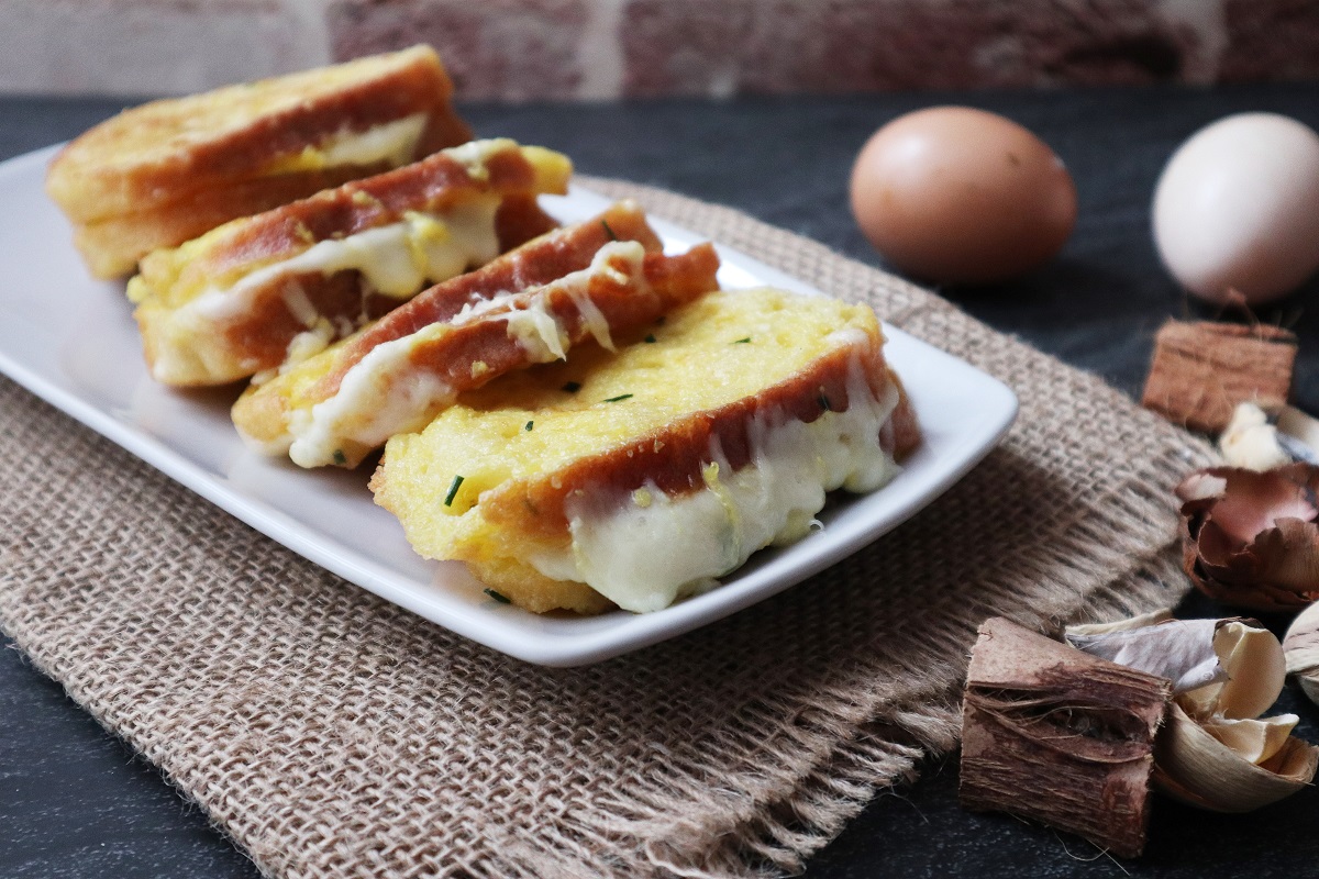 Pão frito com queijo derretido