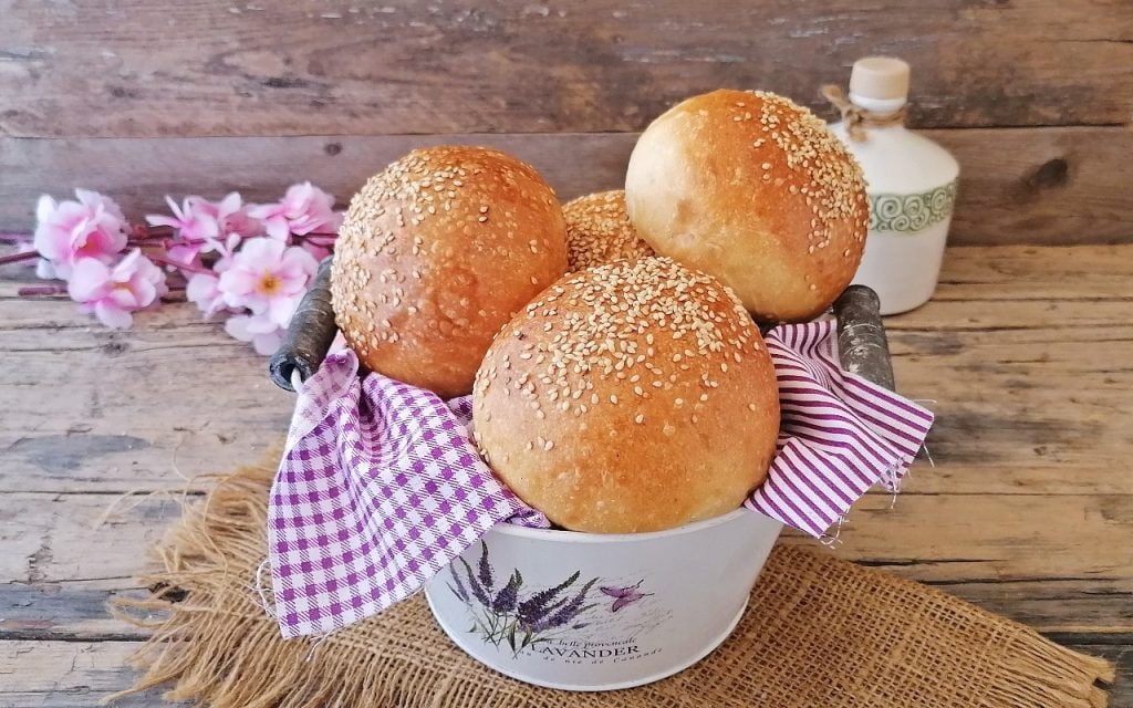 pães de hambúrguer com iogurte