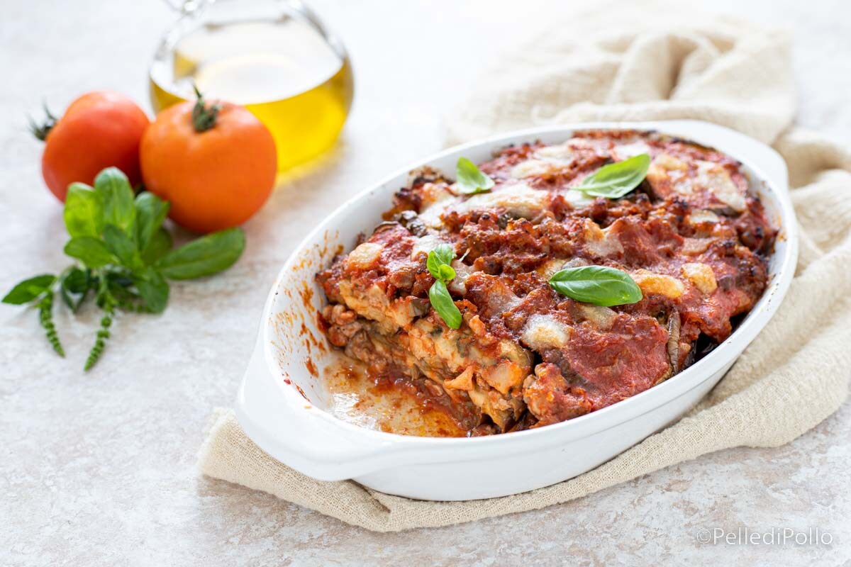 Parmegiana de berinjela com ragu de linguiça