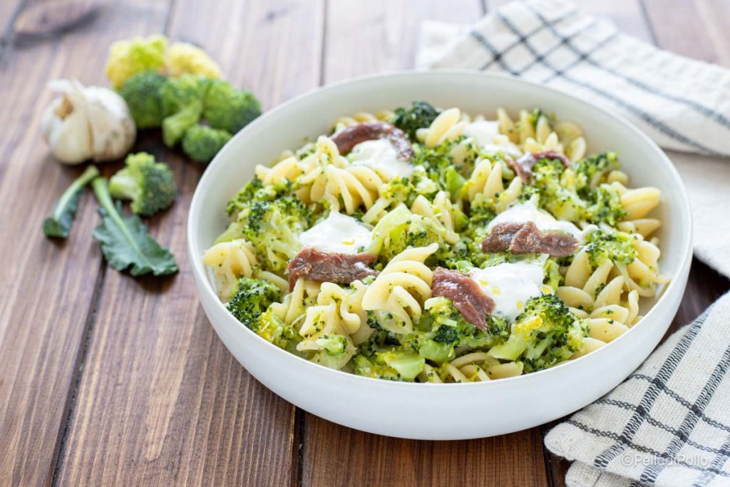 pasta com brócolis stracciatella e anchovas