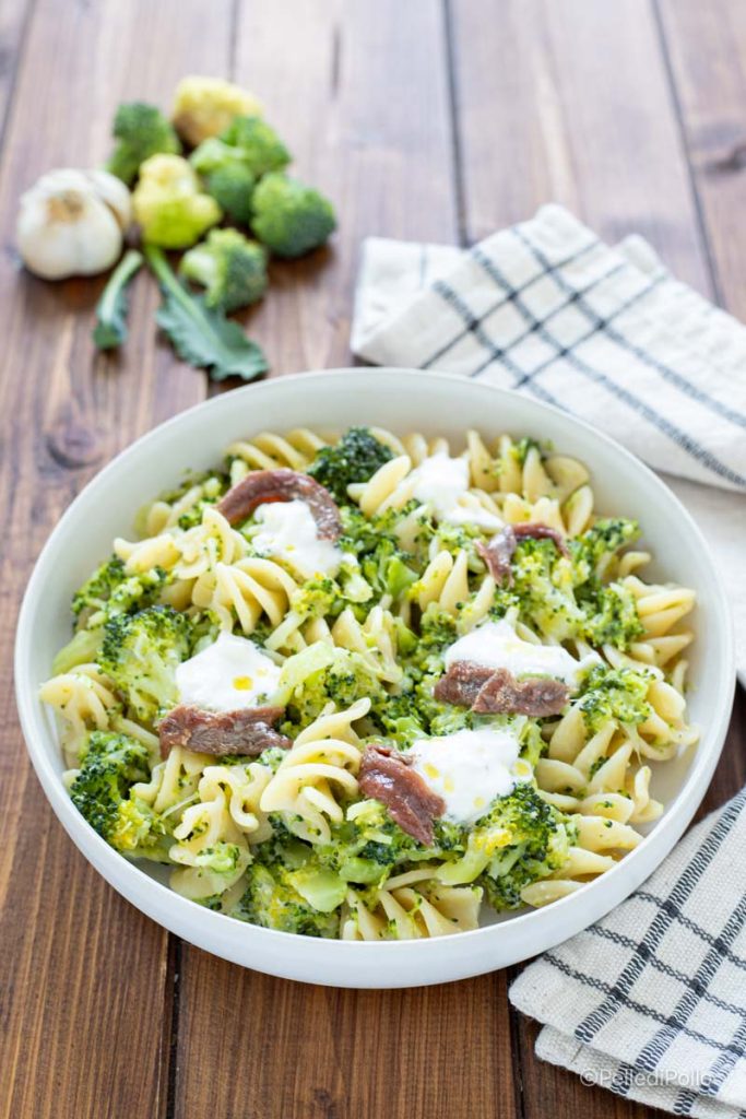 pasta com brócolis e stracciatella